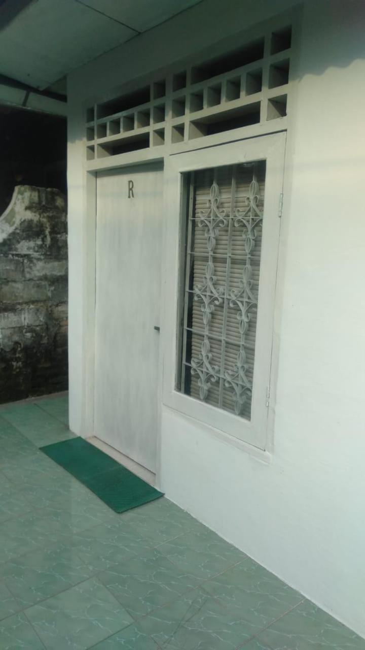 Kos Omah Yanto 19 Guest House Jakarta Exterior photo